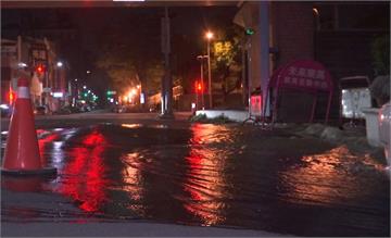 台中市凌晨自來水管突爆裂　水淹半條街