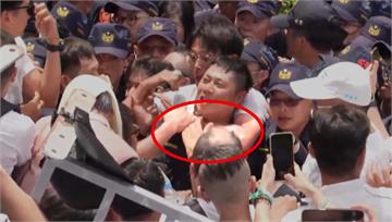 黃國昌駁勒警脖稱放肩上 內政部：依法究辦