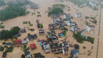 廣東遭「蝴蝶」、西南季風夾擊 街道被土黃色泥湯淹...