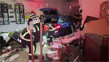 母子天人永隔...台中轎車深夜撞進民宅 屋內8旬...