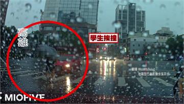 轎車雨天左轉沒注意！學生走斑馬線遭撞飛 彈到引擎...