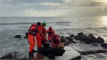 黃金海岸落海驚魂！男戲水遭浪捲離 抱消波塊喊救命
