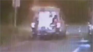 新竹男持刀搶救護車 「一路飆上國道」擦撞警車後自...