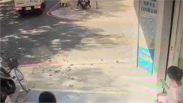 驚！新北永和大樓外牆剝落 砸中路人畫面曝