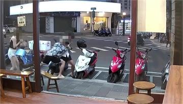 2男澎湖大街脫衣開打 女友下跪尖叫勸架