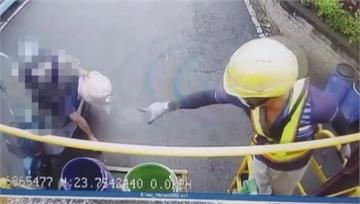 不滿被勸垃圾分類！ 男踹車怒嗆「信不信讓你沒工作...