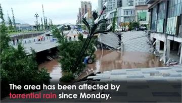 駭人！四川連日暴雨路面崩塌 21輛車墜巨坑
