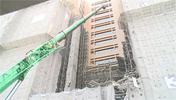 台大醫院外牆更新工程出包！鷹架「如骨牌」整排倒塌...