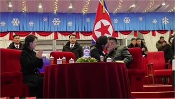 金正恩「父女之吻」超搶鏡 金朱愛捧臉親吻老爸引熱...