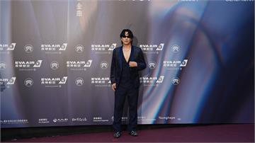 金曲37／蕭煌奇「深V西裝」亮相紅毯 幽默喊：還...