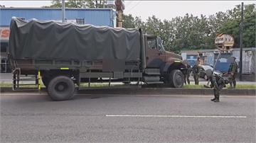 23歲中士開10噸半軍卡疑轉彎失控 衝撞分隔島「整車卡死」