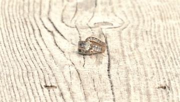 結婚周年鑽戒被沖進馬桶　13年後「在這」找到了