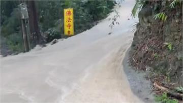 巴威颱風猛襲苗栗 泰安鄉黃泥瀑布狂瀉山坡變水道