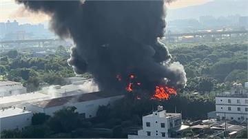 桃園蘆竹工廠大火！回收場陷火海 黑煙狂竄天際