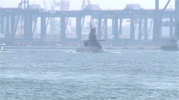 海鯤號首度潛航 軍事迷揮舞國旗喊「海軍加油」