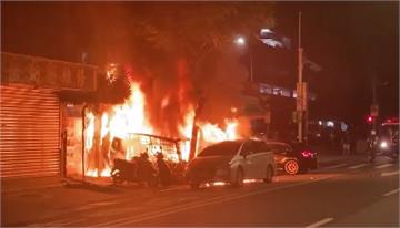 台北2車對撞燒成火球 波及工廠警消疏散住戶
