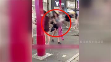 西門町街頭驚魂！女子持美工刀對空比劃、作勢攻擊路...