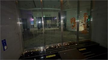 疑理賠糾紛！3人「蛋洗」保險公司 滿地蛋殼、蛋液...