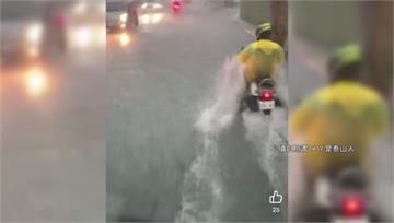 大雨來襲！ 新北泰山中港大排「水淹半個機車輪胎」