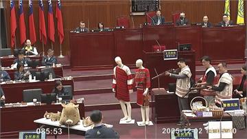 蔣萬安李四川議會穿賽德克族戰袍還玩獵山豬 議員喊...