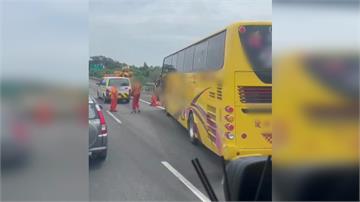 撿拾掉落物衝出！遊覽車國道猛撞施工人員 嚴重血胸...