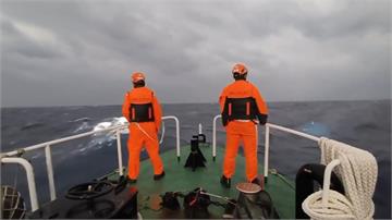 海巡搜救畫面曝 海象惡劣頂9級陣風全力搜索飛官辛...