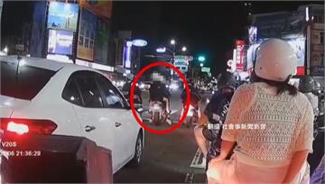 想耍帥？男雙載騎車翹孤輪 下秒慘重摔惹笑 