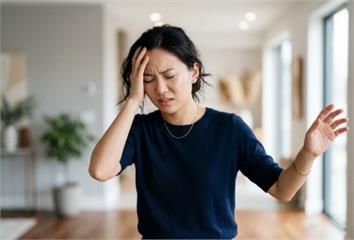 撞到頭當下沒事？醫警告：恐腦震盪  「這4件事」...