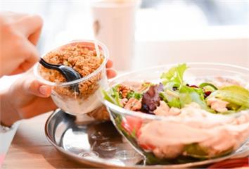 想靠低碳飲食瘦身卻便秘、沒力氣？ 營養師曝「4大...