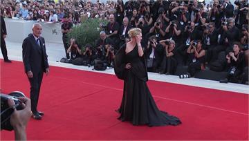 第79屆威尼斯影展 明星們著黑禮服致敬英國女王