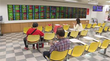 台股早盤上漲逾200點 重返2萬7後翻黑震盪