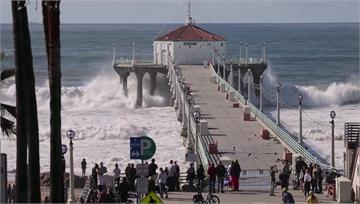 加州沿海再發巨浪警報　居民急撤、海灘關閉