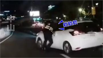 男拒檢謊報身分遭拆穿！竟踩油門暴衝想逃 警險遭輾...