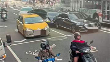 北市暴衝撞6車釀8傷！78歲翁違規黑歷史曝光　疑...