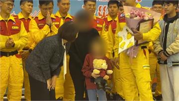 光復女童小沂受困奇蹟獲救！獻手寫卡.花束謝特搜隊...