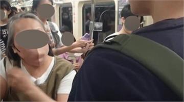 「包包撞到」兩女爆衝突　北捷車廂內呼巴掌