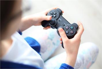 25歲女玩健身遊戲後脖子痛竟中風！醫曝「警訊症狀...