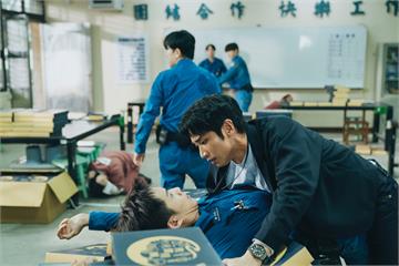 《監所男子囚生記》上演粉紅對視　劉以豪×陳澤耀狂...