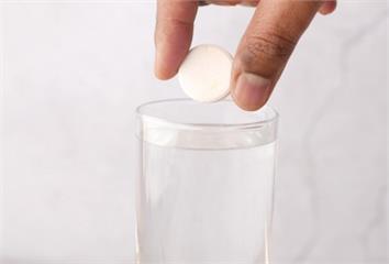 他「吞維他命C發泡錠」呼吸困難送急診！醫示警「1...