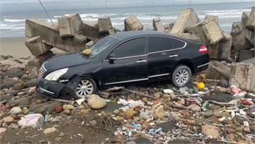 黑車停「消波塊上」！ 高雄車主接通知：不知為何飄...