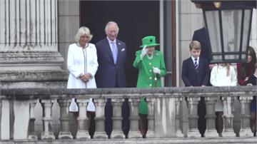 70年白金禧慶祝壓軸 英國女王現身白金漢宮陽台