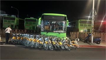 停車操作不當！整台客運滑行撞倒30台YouBik...