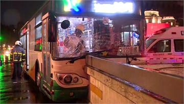 北市公車衝撞橋墩　車頭玻璃全碎14人受傷送醫