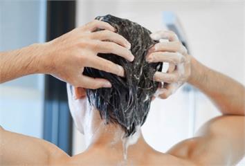 男生洗頭愈洗愈油？ 醫揭「錯誤習慣」：掉髮只是開...