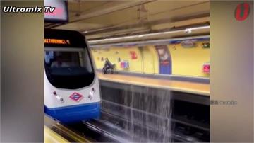 暴雨襲「瀑布奇觀」 馬德里地鐵站鐵軌泡水