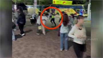 TWICE高雄開唱！違規攤販拒檢落跑 甩開警害跌...