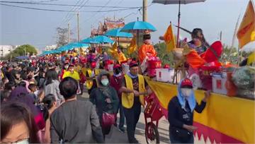 超狂！蜈蚣陣遶境　女神童丟「帝王蟹、龍蝦」