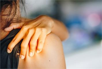 五十肩手舉不起來怎麼辦？醫師教你3招簡單復健動作...