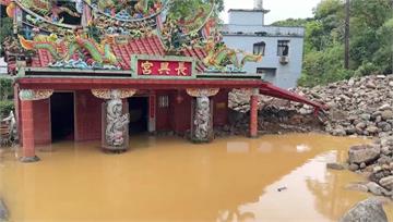 大雨轟炸！金山長興宮又淹水 大量泥水湧出