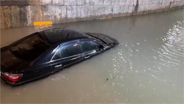 宜蘭羅東暴雨轟炸！轎車泡水慘拋錨　民眾街頭游泳畫...